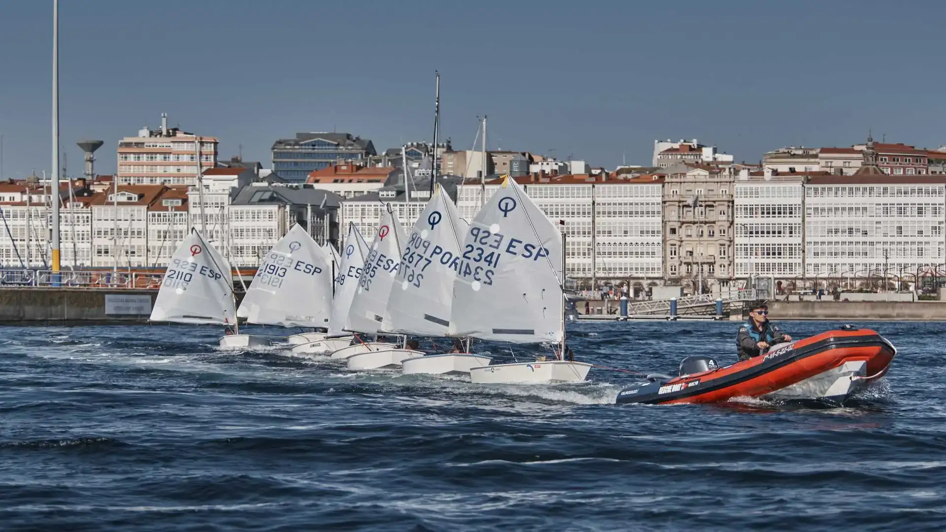 La mancanza di vento fu caricata il galiziano dell'ottimista a La Coruña
