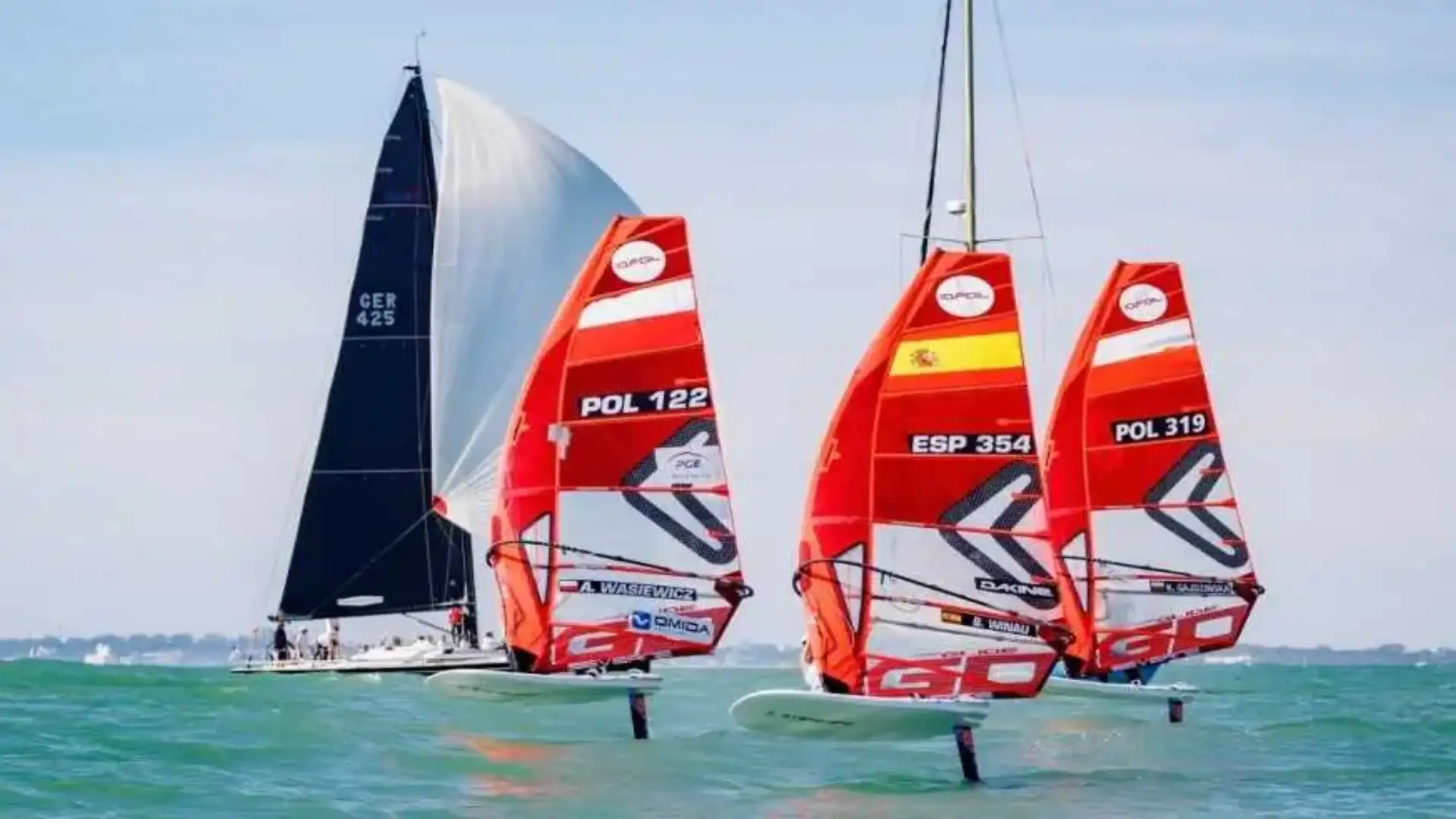La Spagna raggiunge due oro nei giochi iQFoil della baia di Cadiz