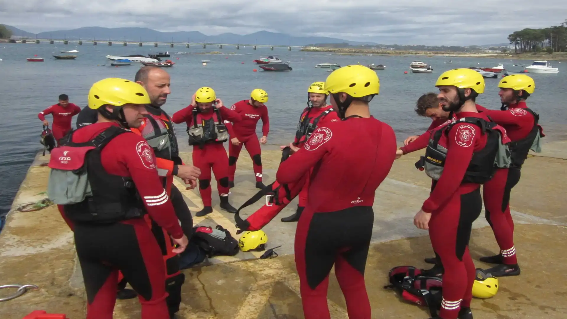 Addestramento di salvataggio in lamiera d'acqua per il fuoco nella marina di Canido