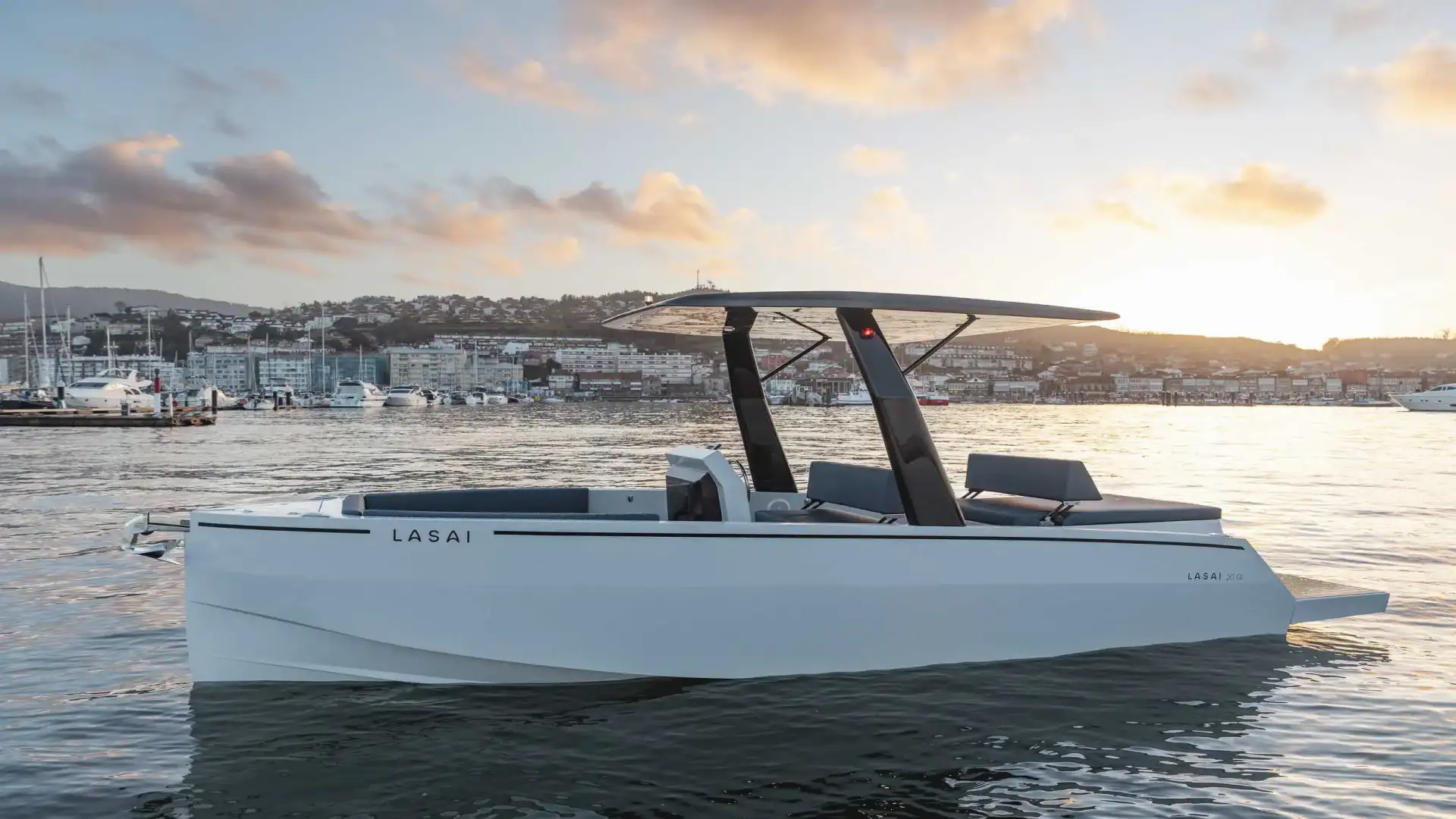 Proposta di navi elettriche-solari della mano di Lasai