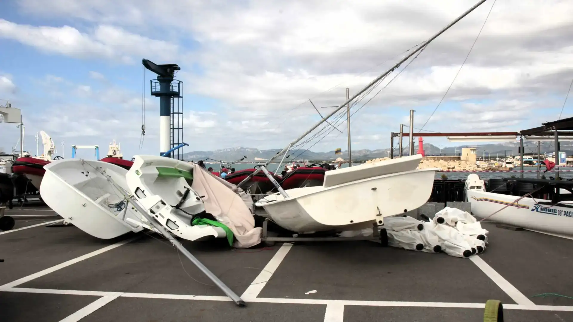 Le strutture del Nàutic de Cambrils, colpite da una manica di mare