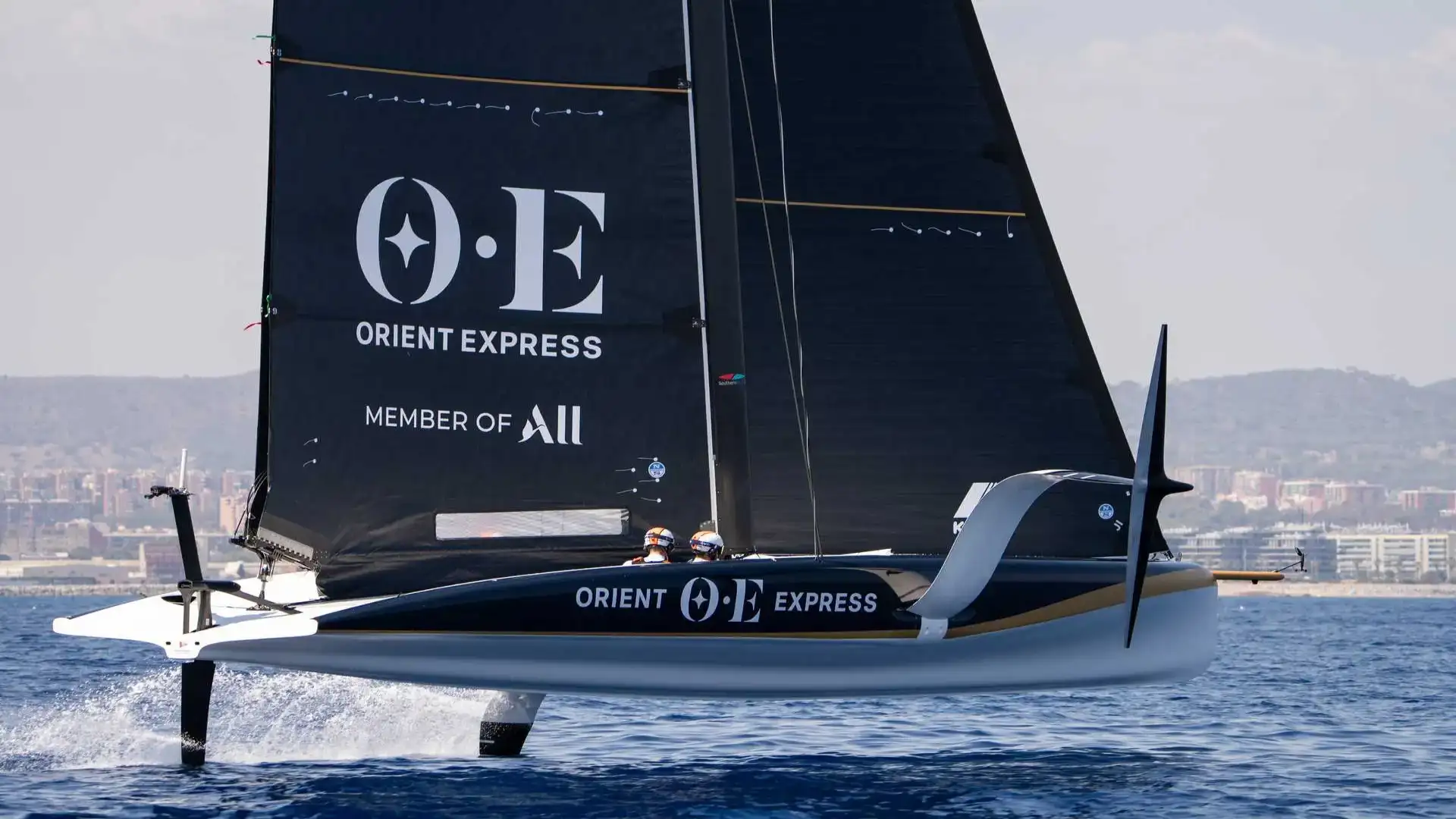 Il nuovo AC40 del Orient Express Racing Team è già in navigazione a Barcellona