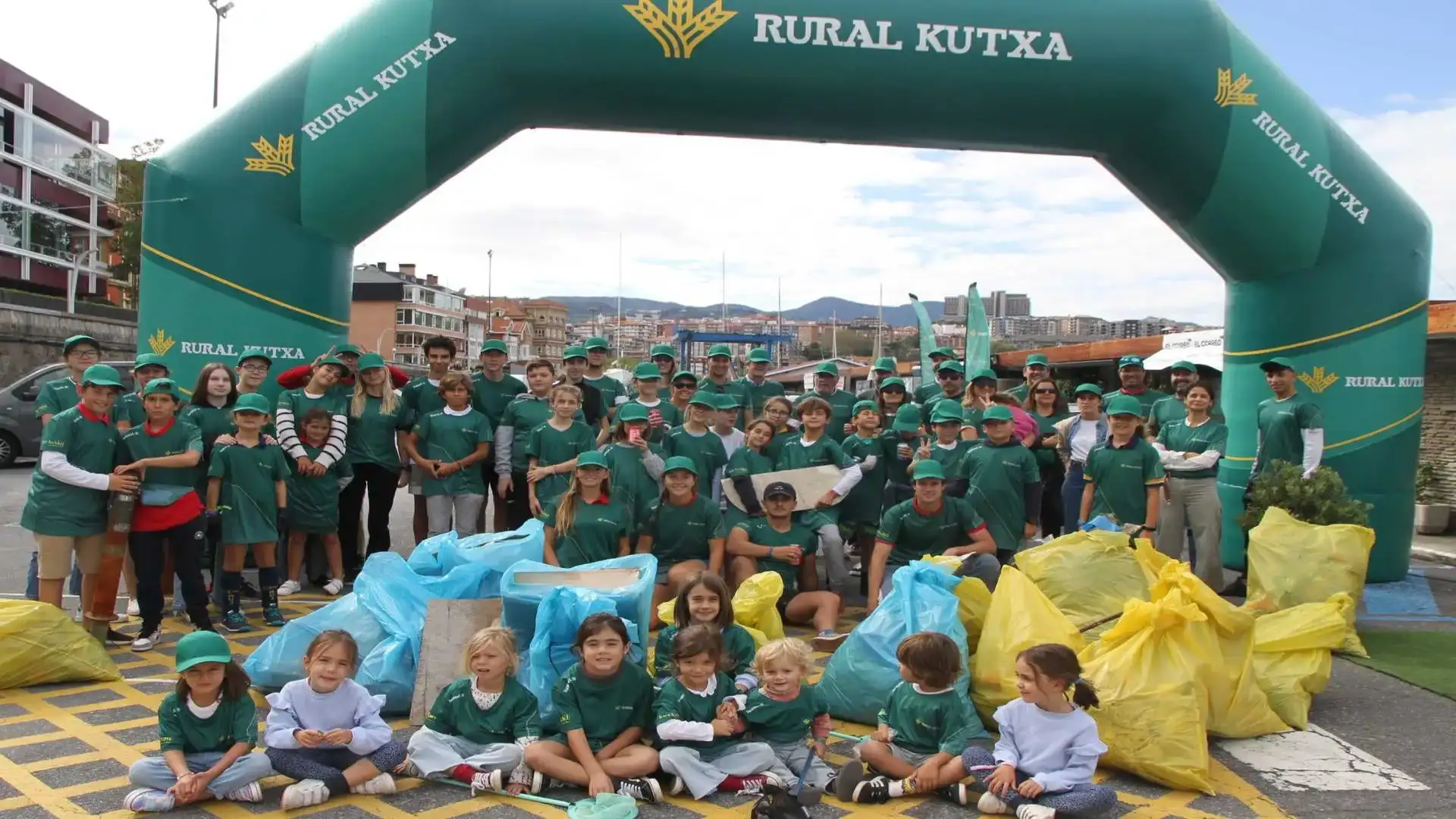 Pulizia delle spiagge e delle coste della mano del Maritimo del Abra e del Kutxa rurale