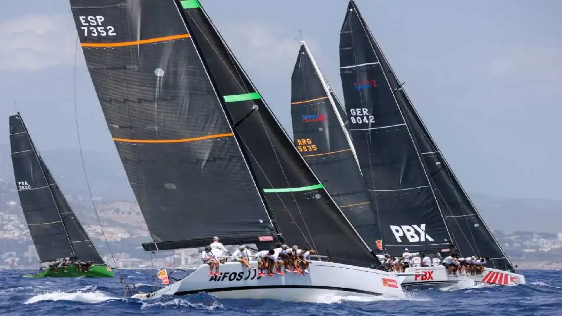 De regatas por Palma, Guadalupe, Canarias, Vilamoura, Valencia, Gijón e Baiona