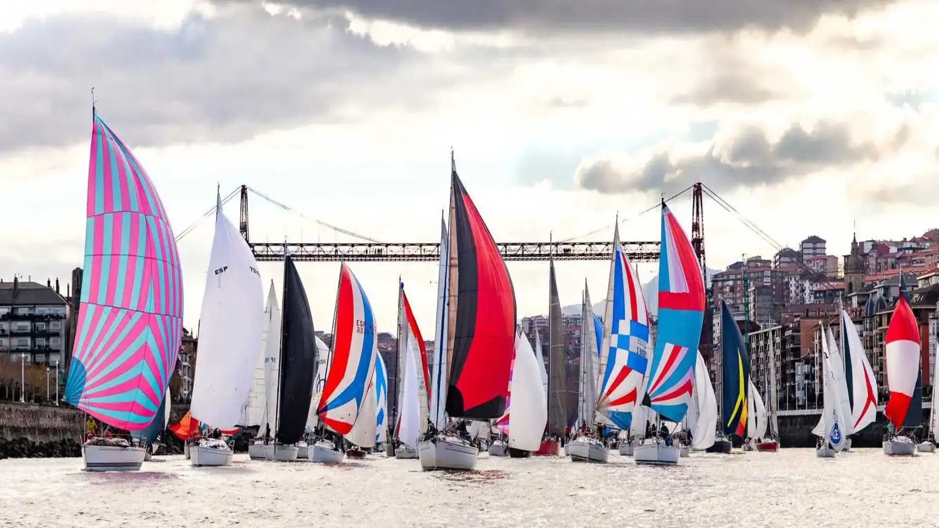 La bellezza della Regata del Gallo sul suo palco dell'Abra Vizcadno