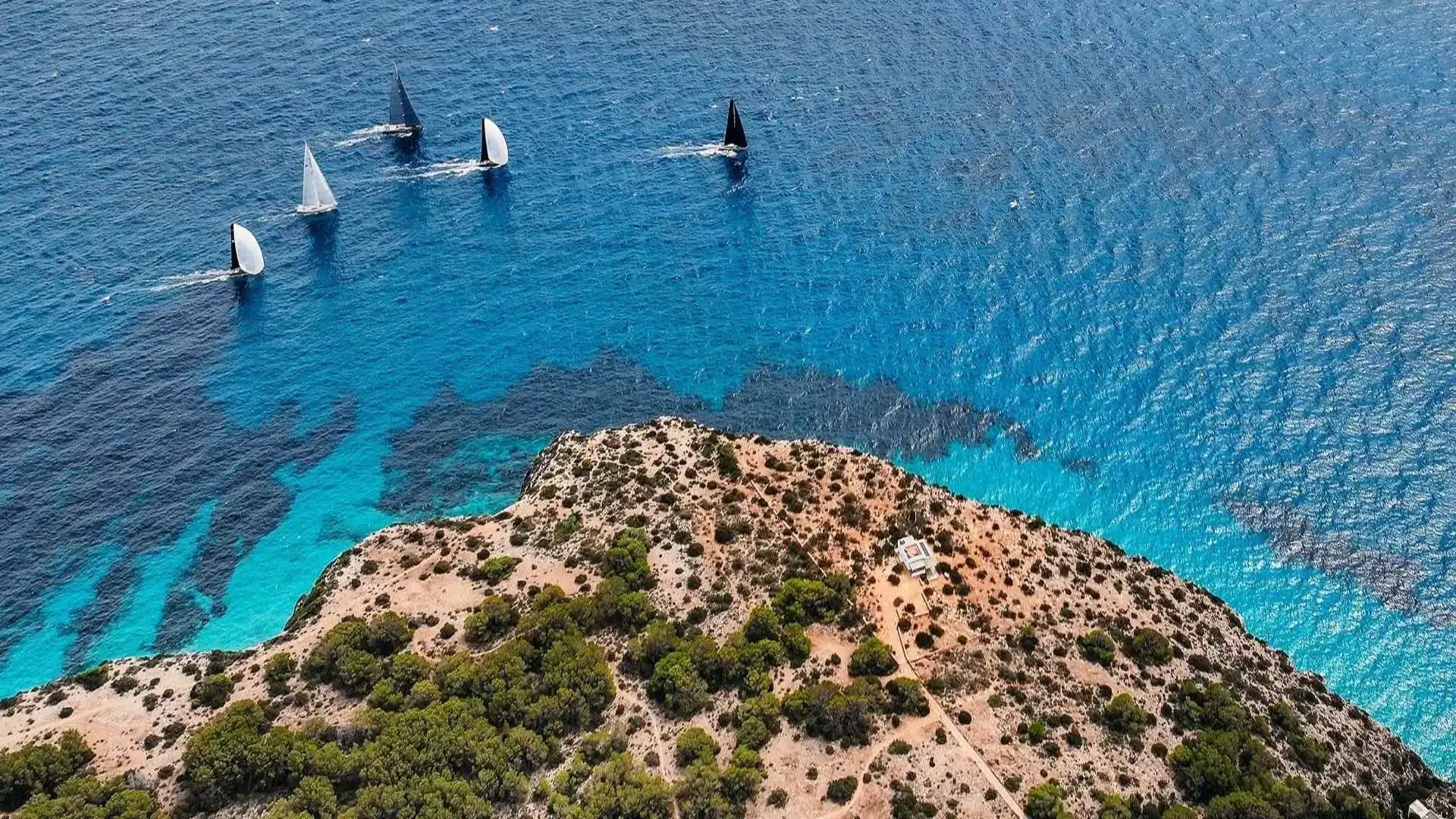 De regatas por Ibiza, a baía de Cádiz e a Guardamarina em Vigo e Marín