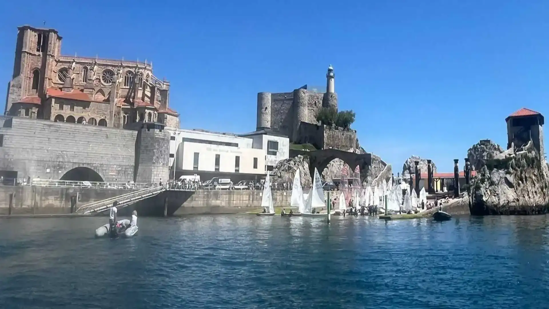 Der Optimist des Befehls Abra in Castro, vor der Godó, Katamarane in Valencia