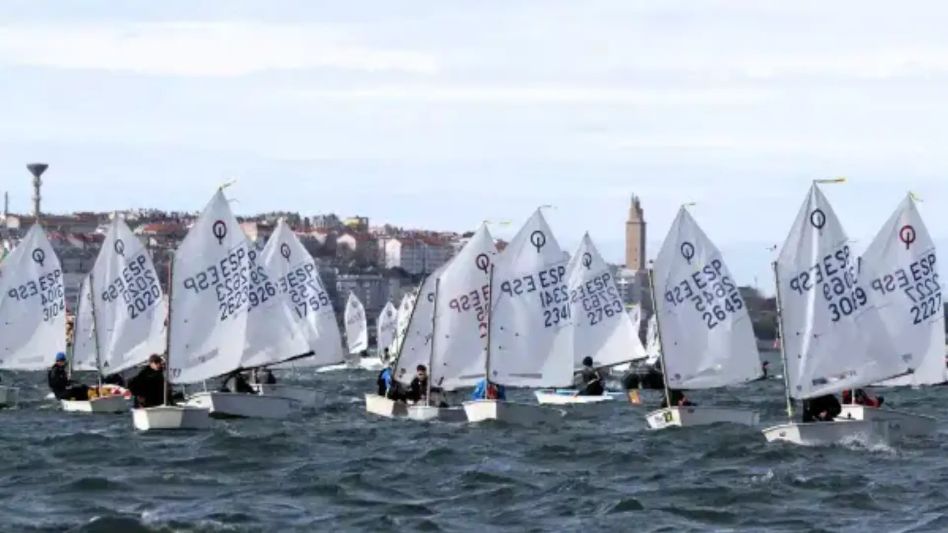 Troféu Valmy Atlântica em Marina Coruña 150 optimist a por uma praça em Santander