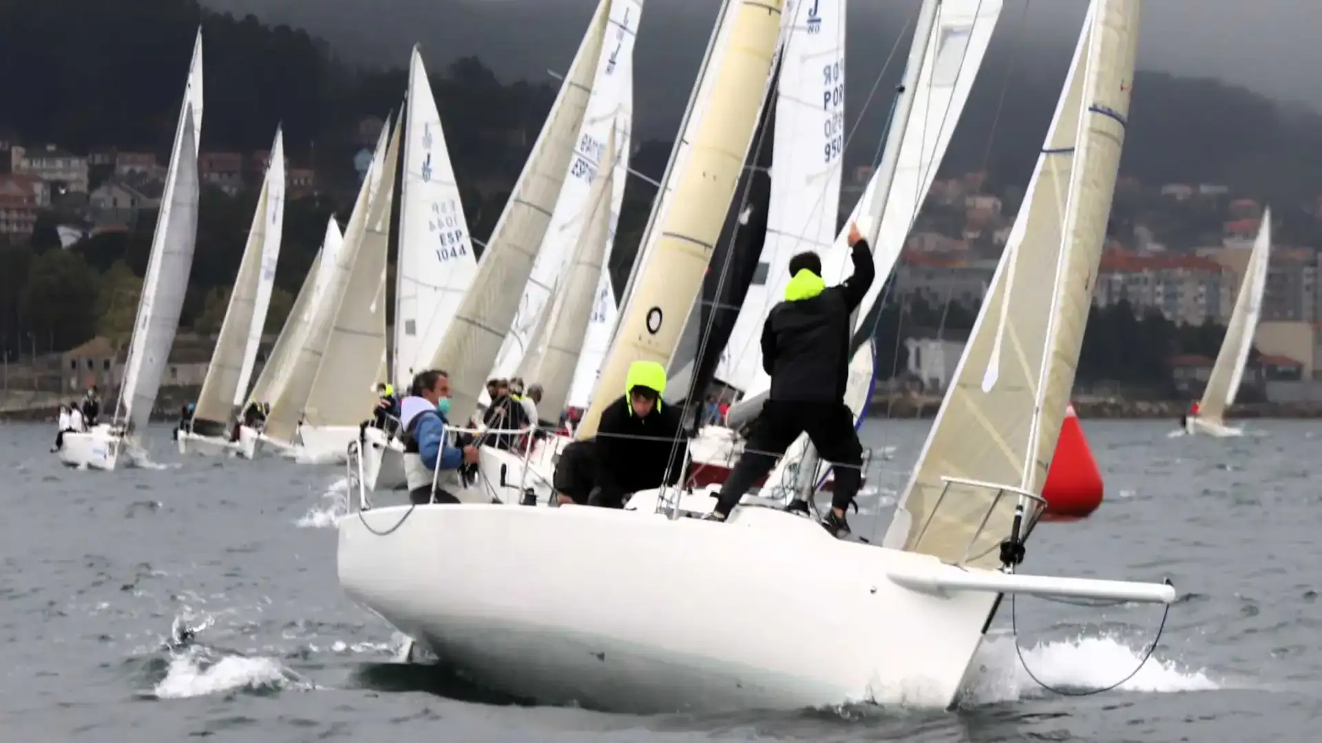 Mit der Iberischen J80-Meisterschaft wird die Abanca Week in die Viguese Ria gestartet