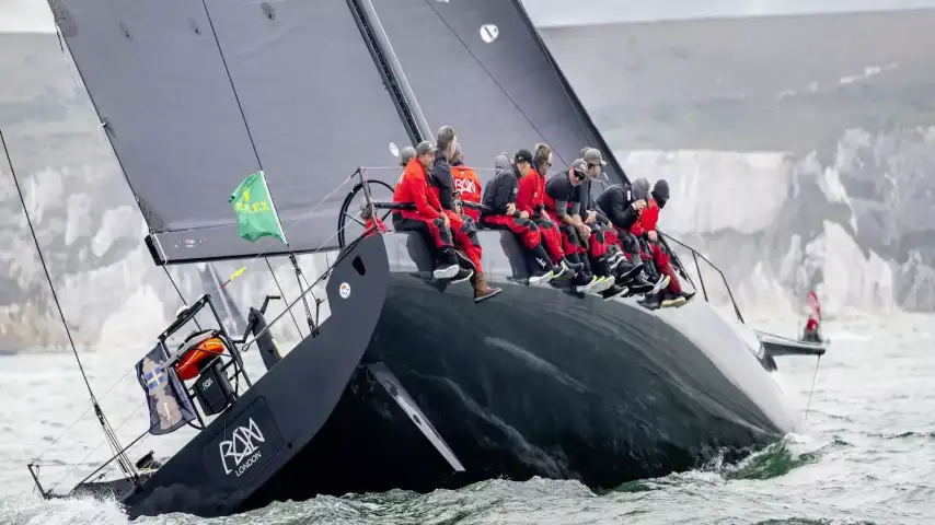 444 Schiffe auf dem Rolex Fastnet Race im Keltischen Meer