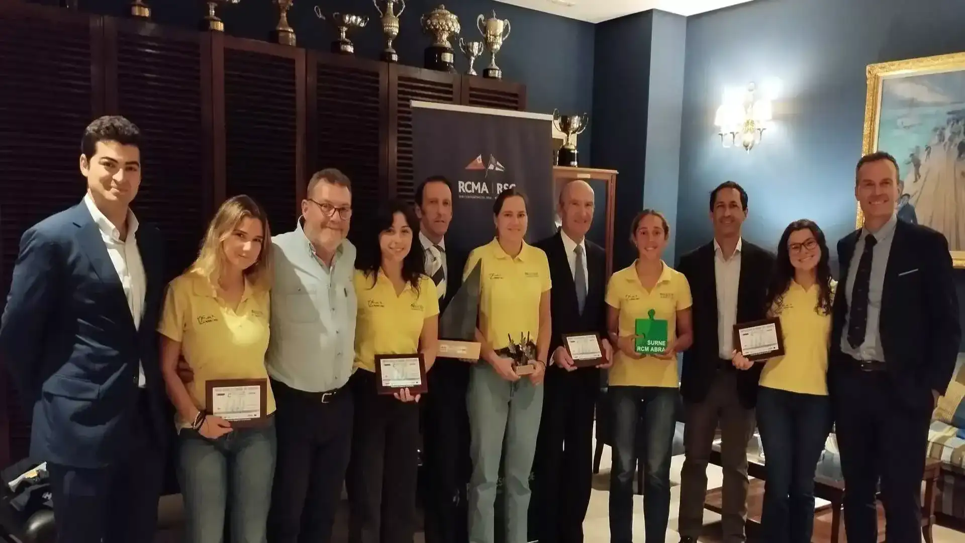 Meeting at the Abra between Surne and the female team of the Maritime