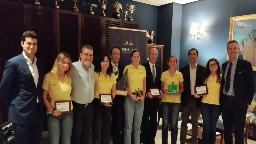 Meeting at the Abra between Surne and the female team of the Maritime