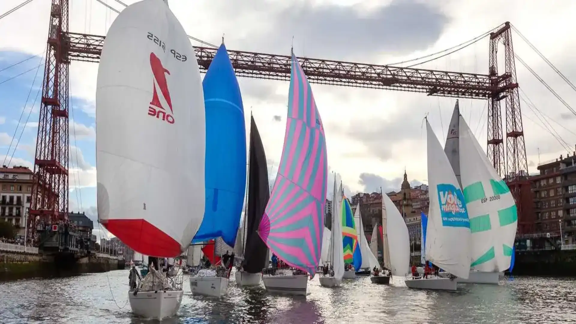 Con la Regata del Gallo, llegó al Bizkaia Zubía el espectáculo náutico por excelencia