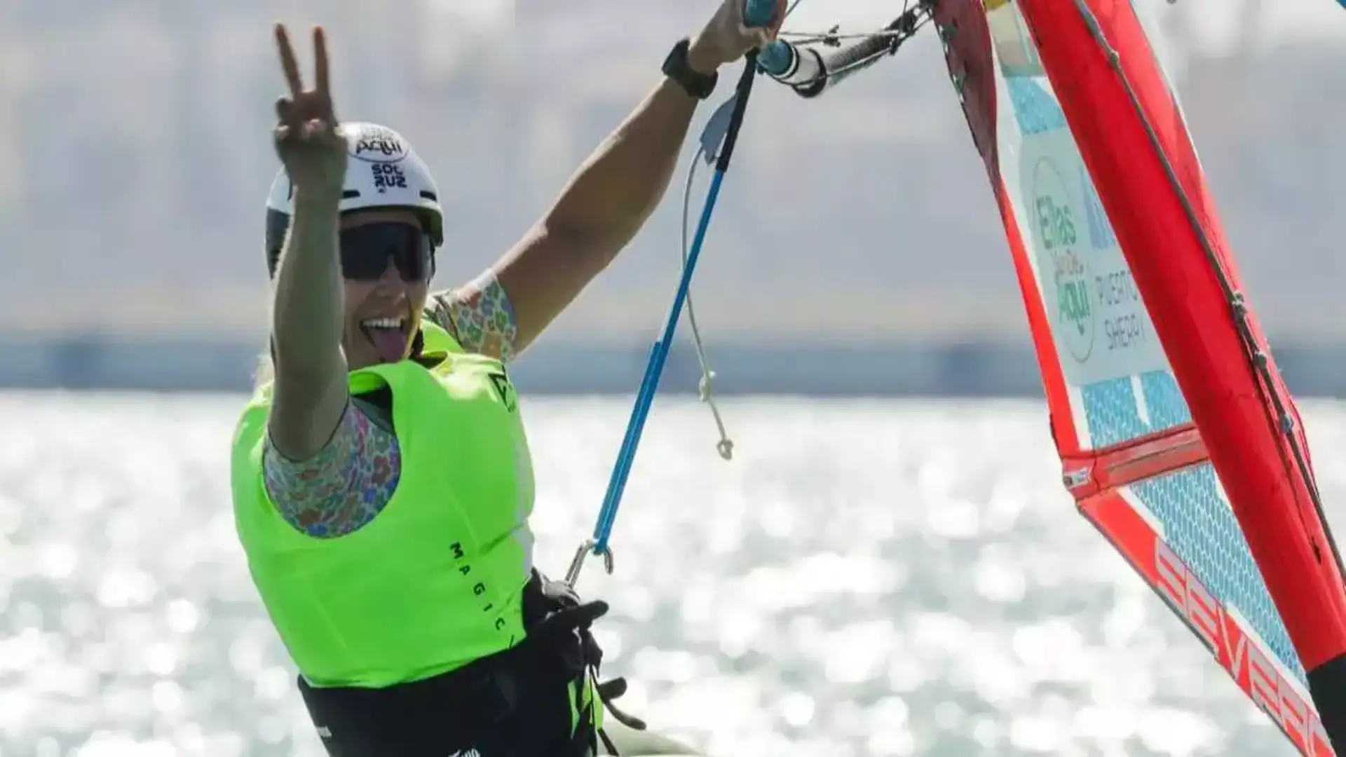 La reina del iQFoiL en la bahía de Cádiz es la olímpica Lamadrid