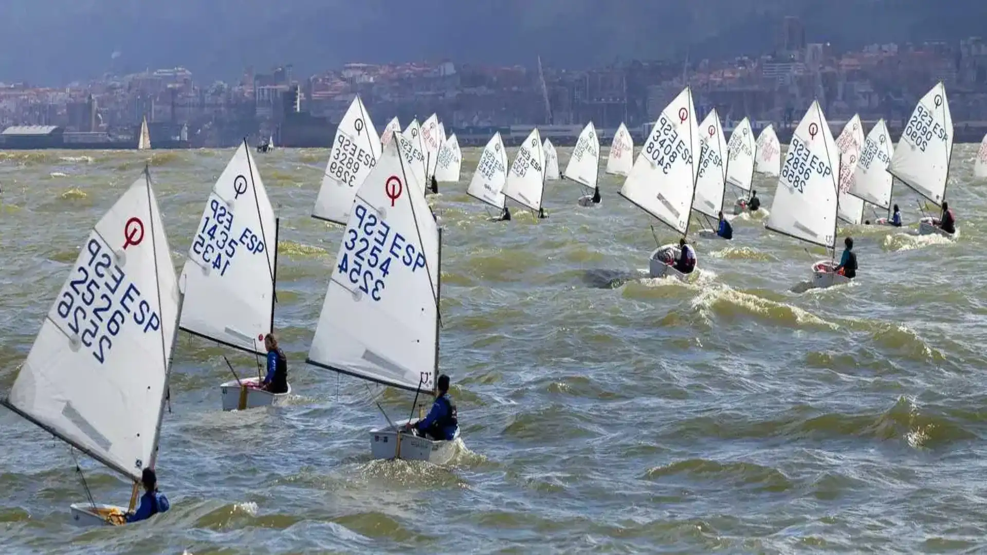 Der OptiGetxo-Trophy Regata José Luis Azqueta wurde auf der letzten Linie beschlossen