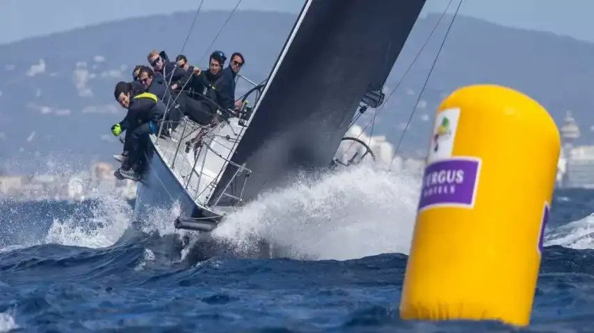 Un sacco di vento a Palma all'apertura dell'ORC di Sofia